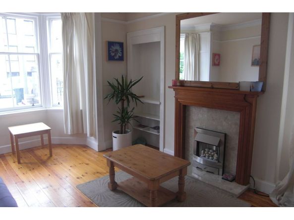 Lovely spacious two bedroom ground floor flat in murrayfield with driveway parking and garden