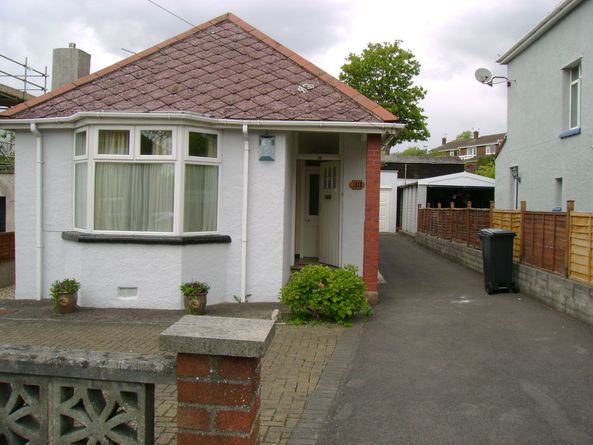 Detatched bungalow 3 beds parking for 3 cars garage and gardens