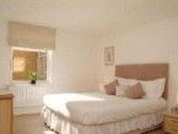Beatutiful one bedroom apartment near south quay dlr